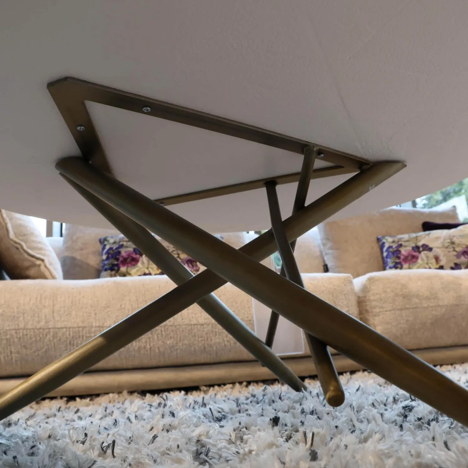 Bretz Couchtische|Couchtisch Ohlinda Type J 118 L Rund WS White Stone Weiß Gestell Gold Lackiert