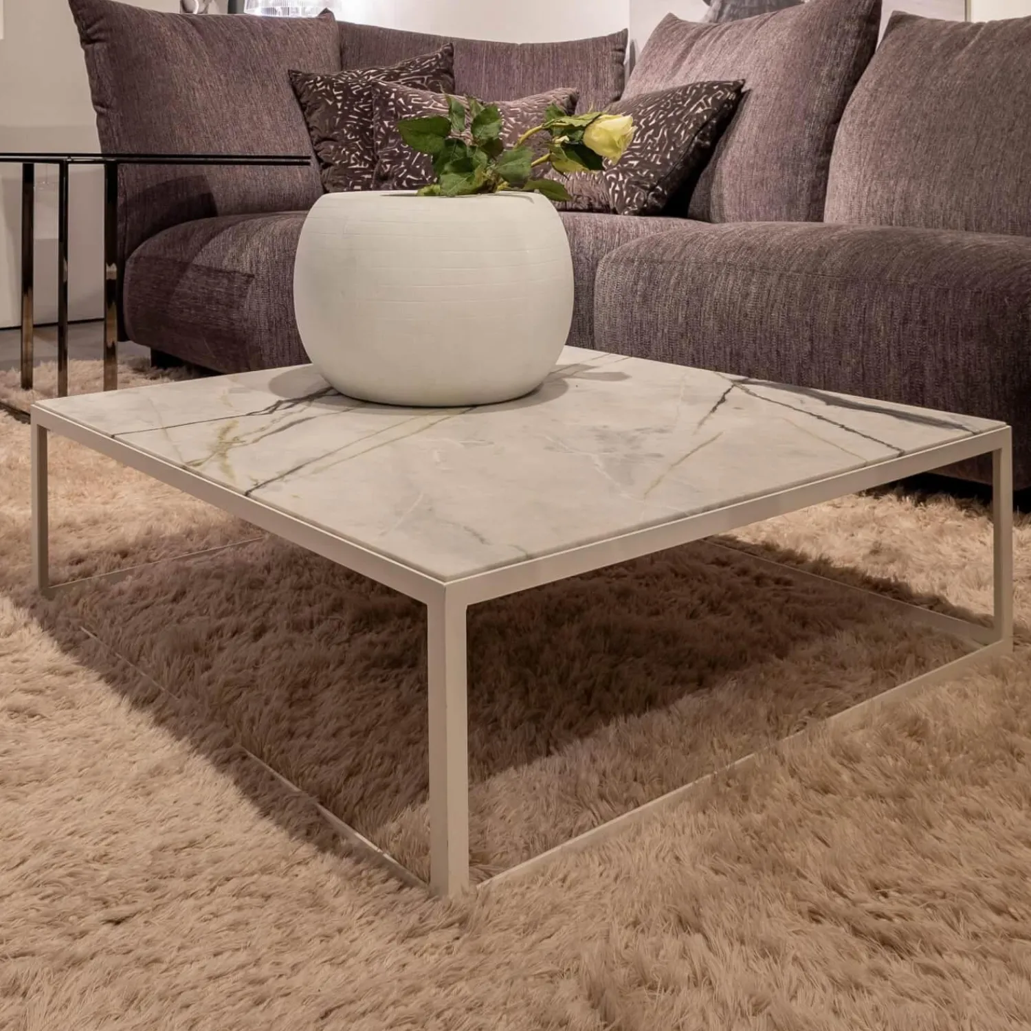 Janua Couchtische|Couchtisch SC 54 Steinplatte Calacatta Verde Leder Optik Gestell Pulverbeschichtet Verkehrsweiß