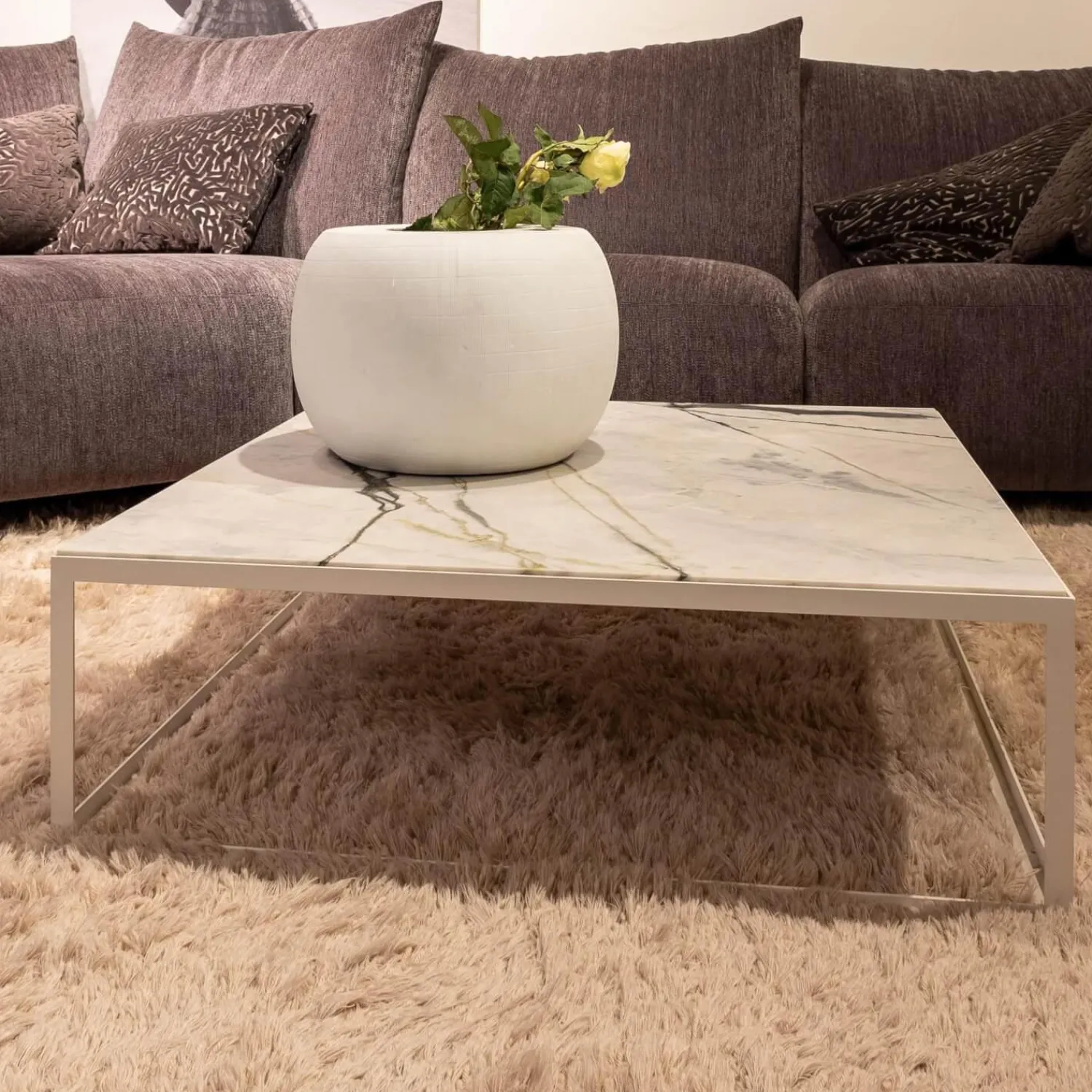 Janua Couchtische|Couchtisch SC 54 Steinplatte Calacatta Verde Leder Optik Gestell Pulverbeschichtet Verkehrsweiß