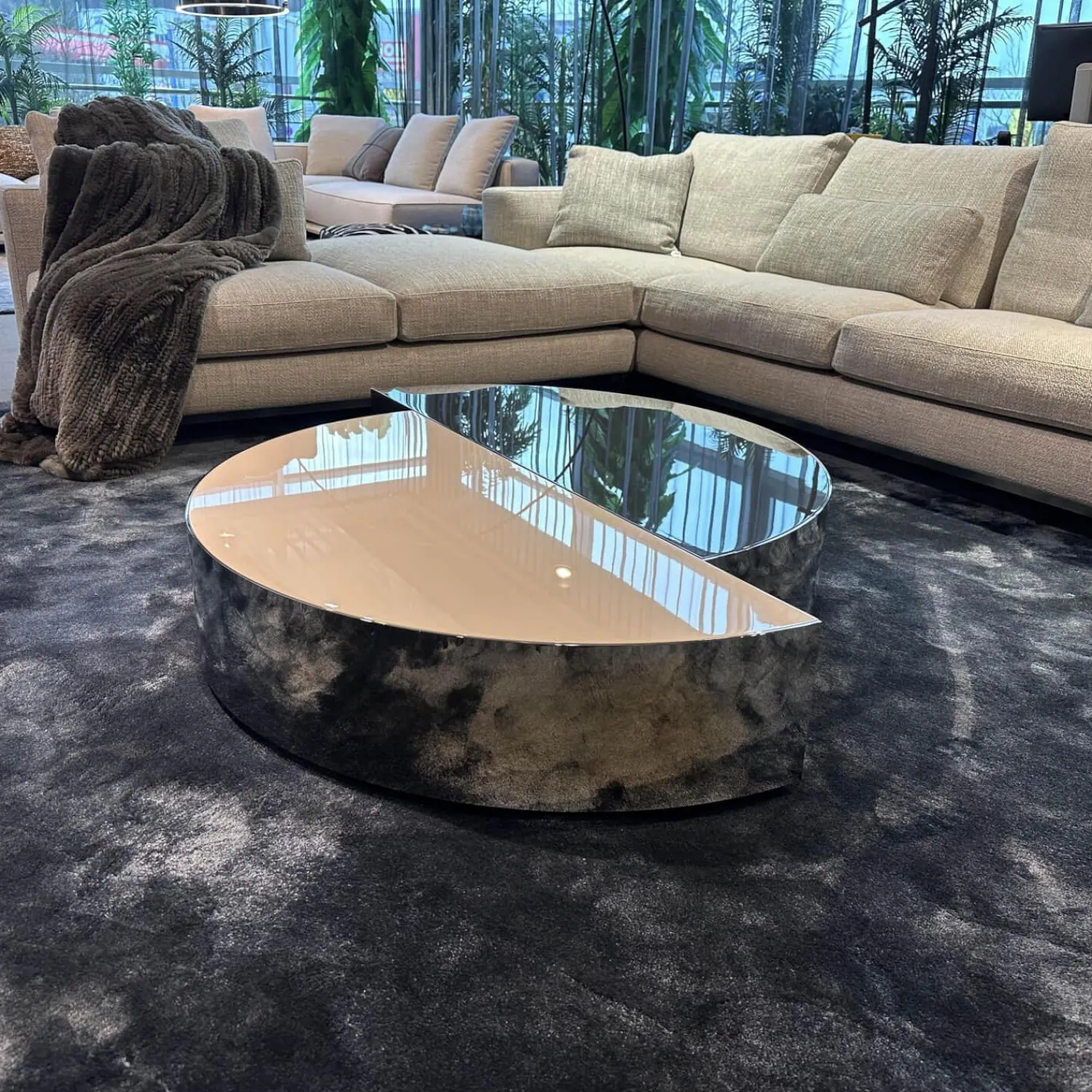 Minotti Couchtische|Couchtisch Shields L.Sand Peltro Geformtes MDF Stahlblech mit glänzendem Black-Nickel-Finish