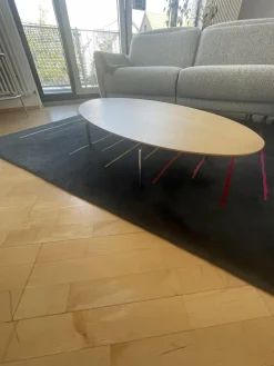Kettnaker Couchtische|Couchtisch Solo Ellipse Platte Eiche Matt Unterplatte Lichtgrau Grau Weiß Füße Chrom