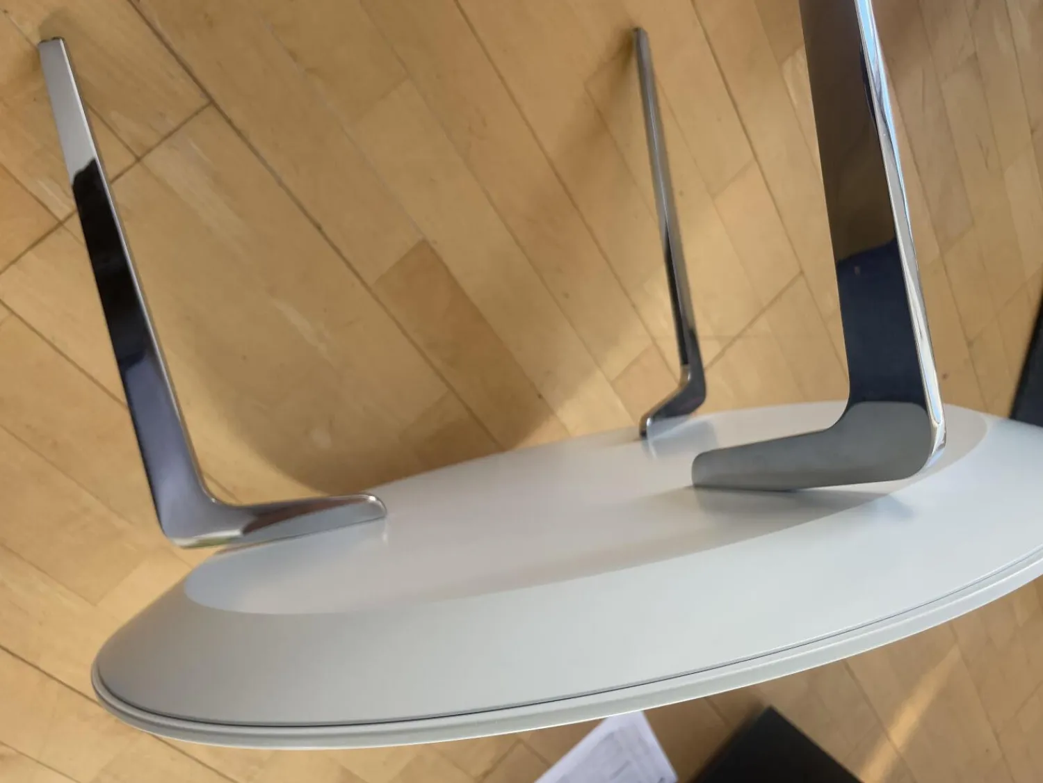 Kettnaker Couchtische|Couchtisch Solo Rund Platte Lack Kristallblau Blau Weiß Füße Chrom