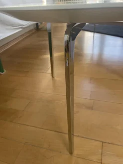 Kettnaker Couchtische|Couchtisch Solo Rund Platte Lack Kristallblau Blau Weiß Füße Chrom