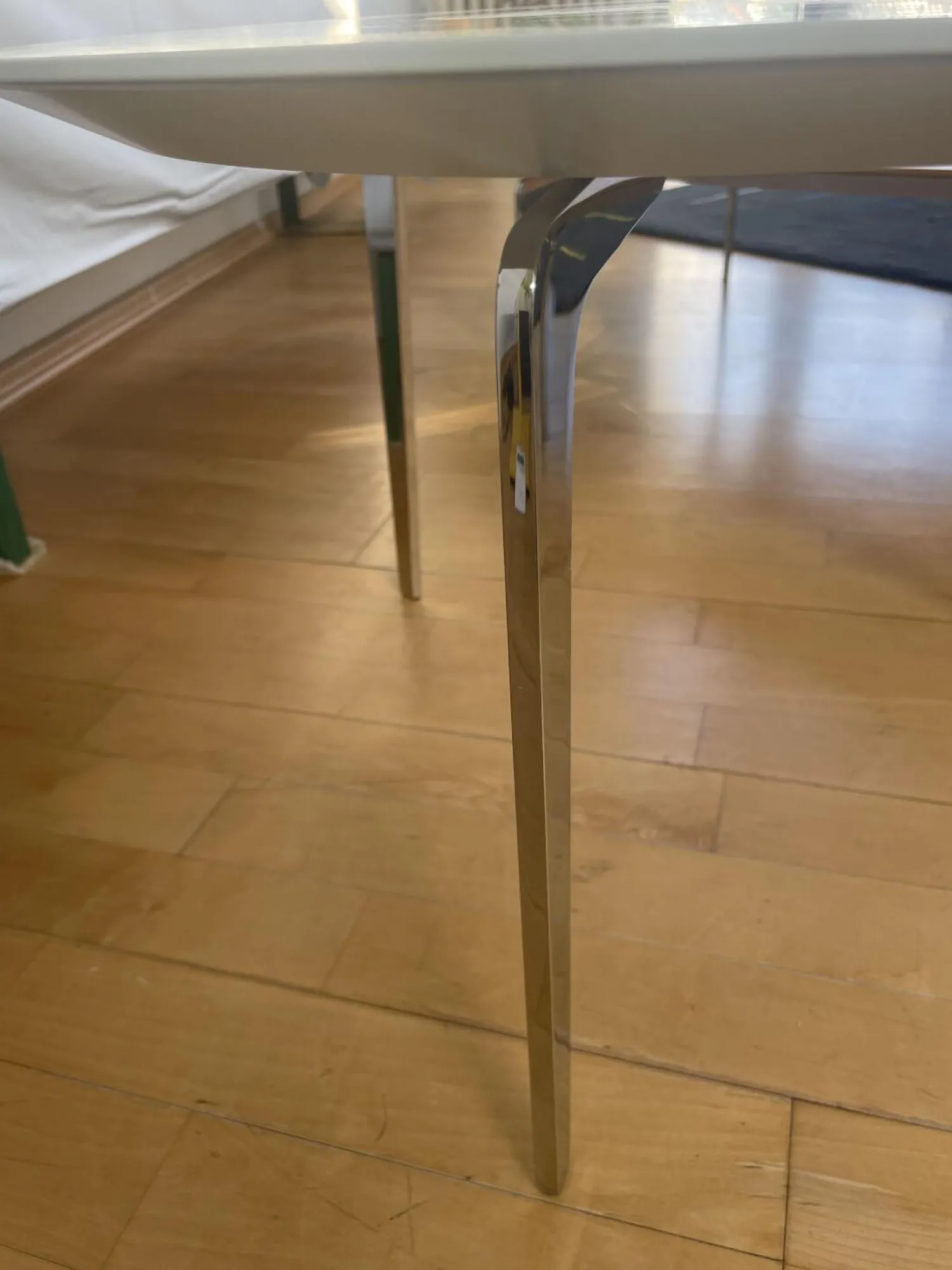 Kettnaker Couchtische|Couchtisch Solo Rund Platte Lack Kristallblau Blau Weiß Füße Chrom