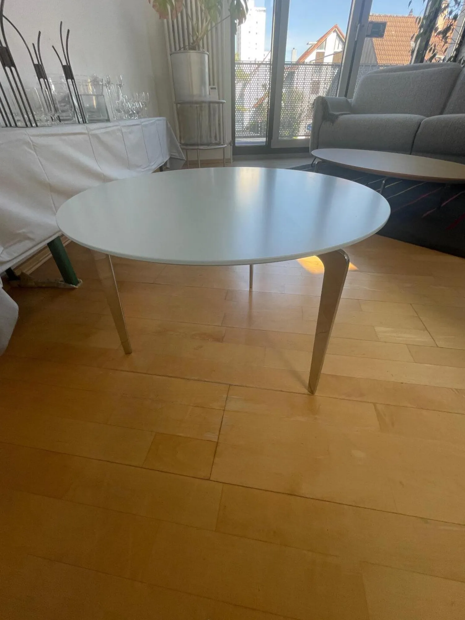 Kettnaker Couchtische|Couchtisch Solo Rund Platte Lack Kristallblau Blau Weiß Füße Chrom