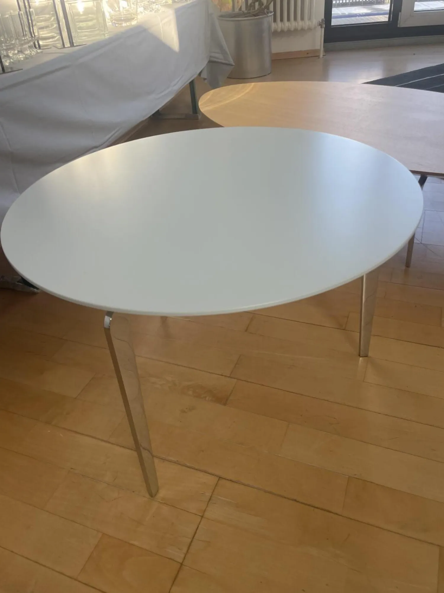 Kettnaker Couchtische|Couchtisch Solo Rund Platte Lack Kristallblau Blau Weiß Füße Chrom