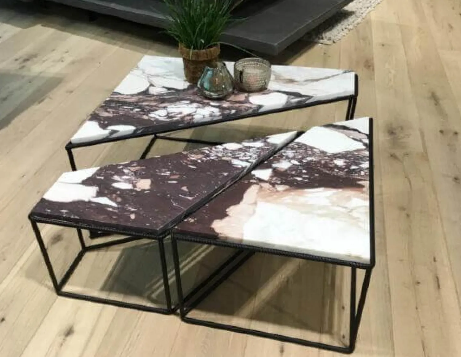 Janua Couchtische|Couchtisch Split Platte Stein Calacatta Veneto Braun Beige Weiß Grau Gestell Metall Schwarz Pulverbeschichtet