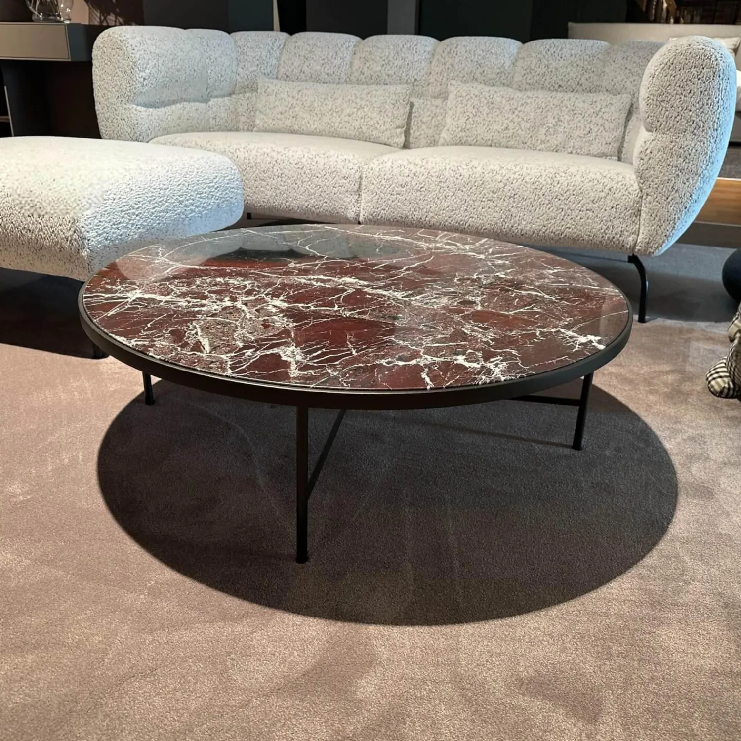 Papadatos Couchtische|Couchtisch Symi Platte Marmor Rosso Levanto Rot Weiß Gestell Stahl Schwarz Pulverbeschichtet