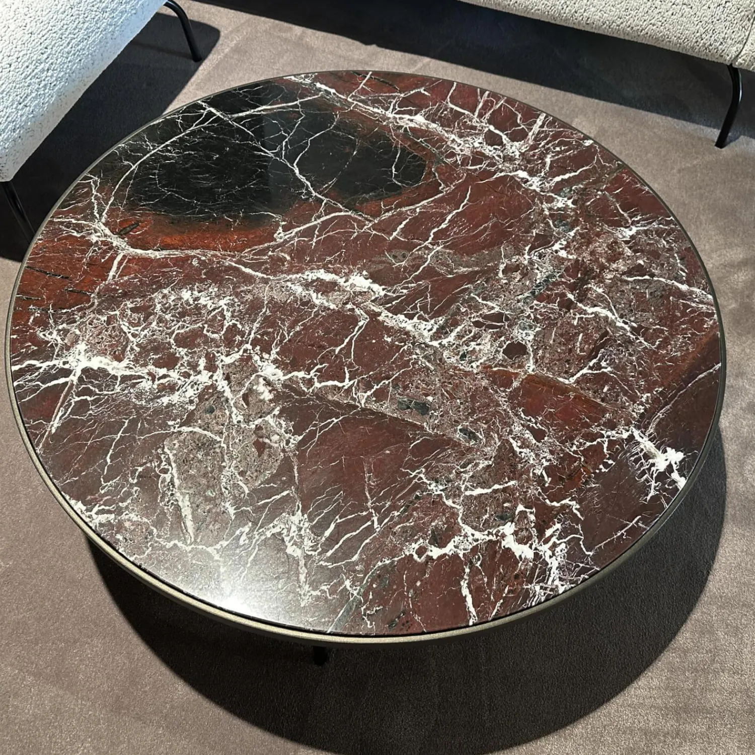 Papadatos Couchtische|Couchtisch Symi Platte Marmor Rosso Levanto Rot Weiß Gestell Stahl Schwarz Pulverbeschichtet