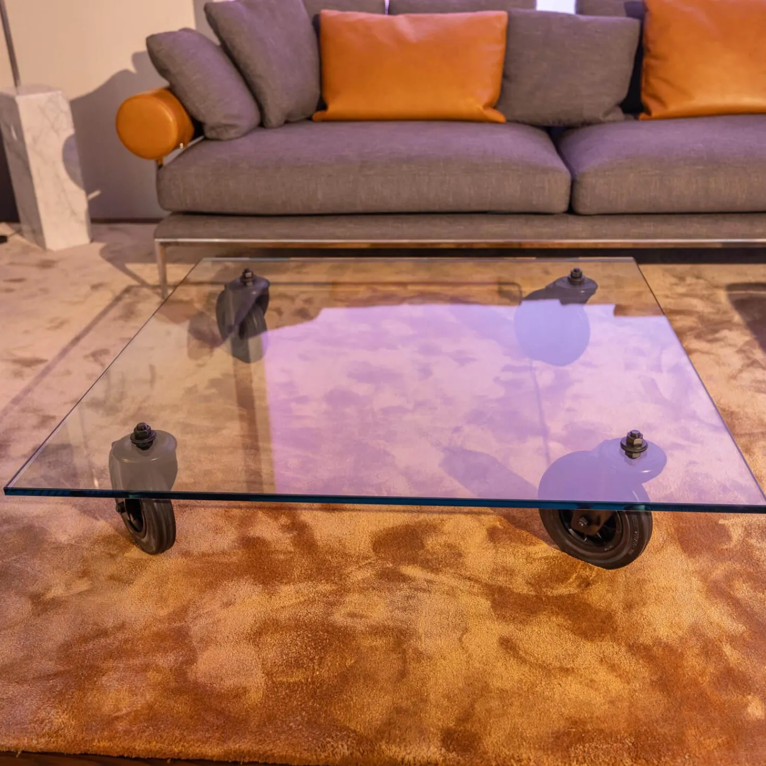 FontanaArte Couchtische|Couchtisch Tavola con Ruota Grande, Design Gea Aulenti 1980, geschliffenes Glas 15 mm, Gestell Rollen schwarz