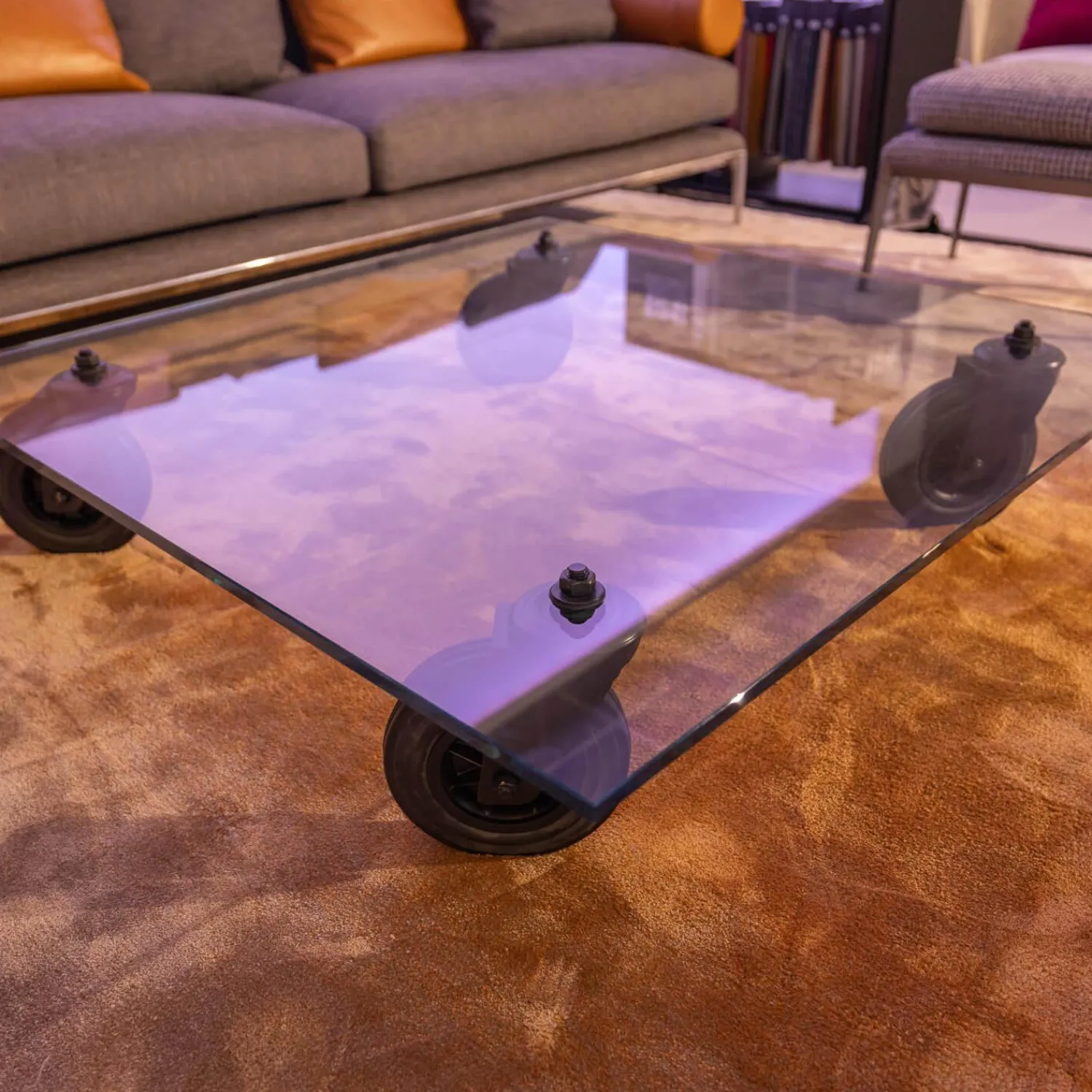 FontanaArte Couchtische|Couchtisch Tavola con Ruota Grande, Design Gea Aulenti 1980, geschliffenes Glas 15 mm, Gestell Rollen schwarz