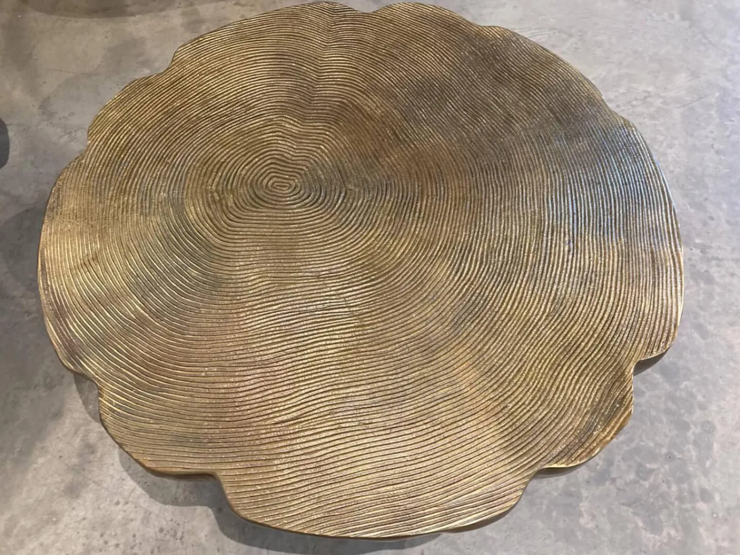 Lambert Couchtische|Couchtisch Toshiko Aluminium Sandgussverfahren Messing Baumschreiben Design