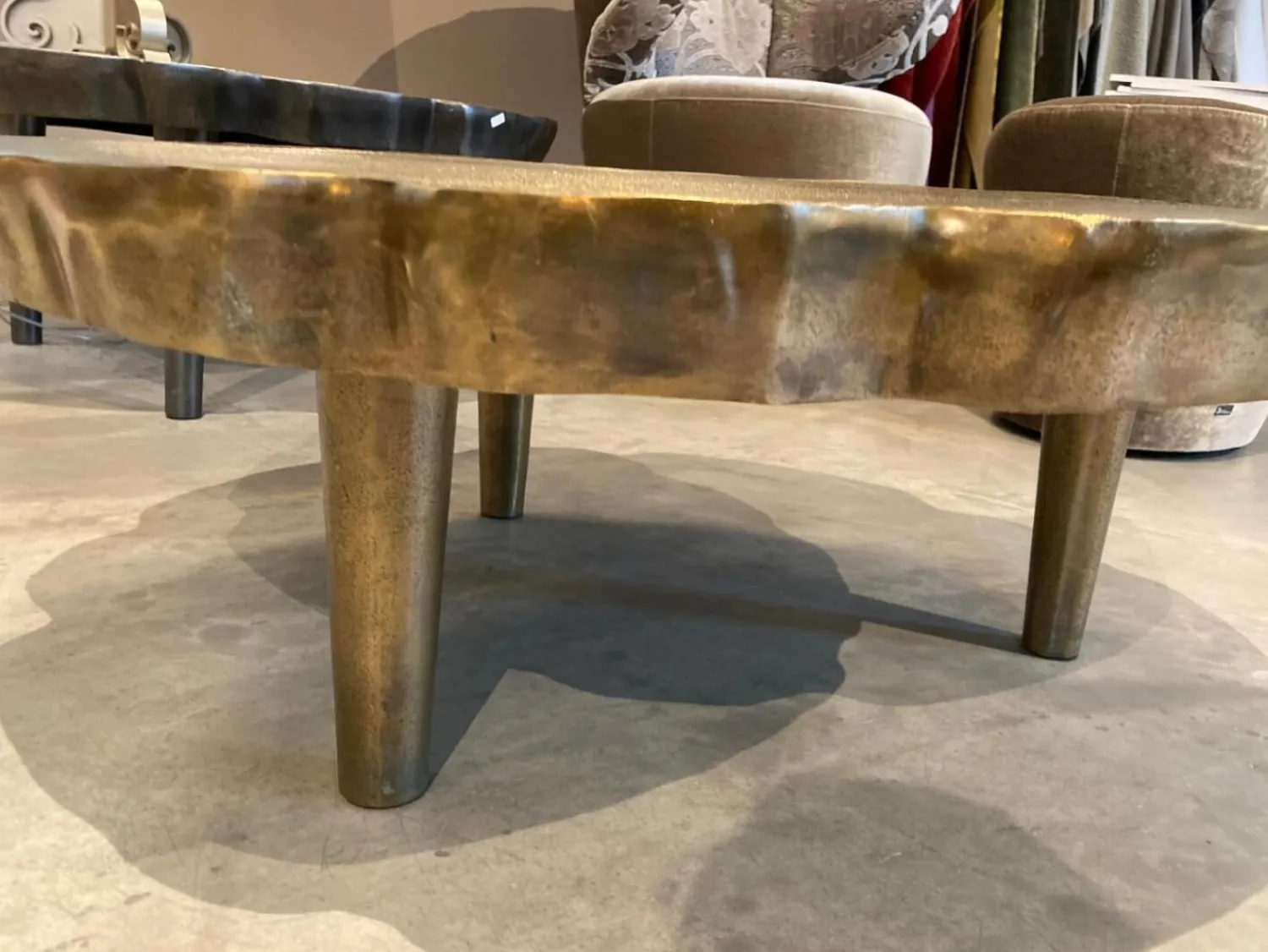 Lambert Couchtische|Couchtisch Toshiko Aluminium Sandgussverfahren Messing Baumschreiben Design