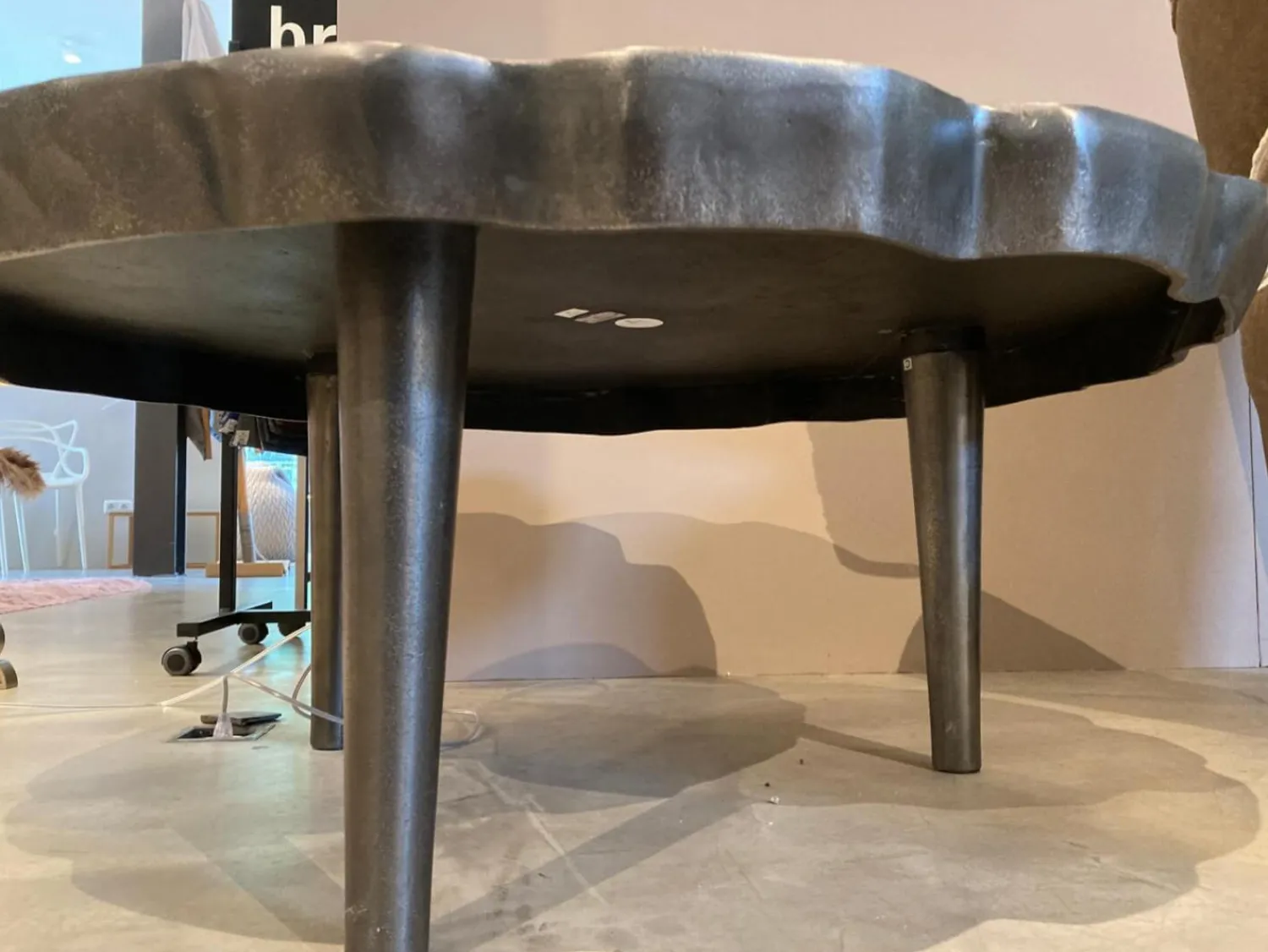 Lambert Couchtische|Couchtisch Toshiko Aluminium Sandgussverfahren Graphit Anthrazit Baumschreiben Design