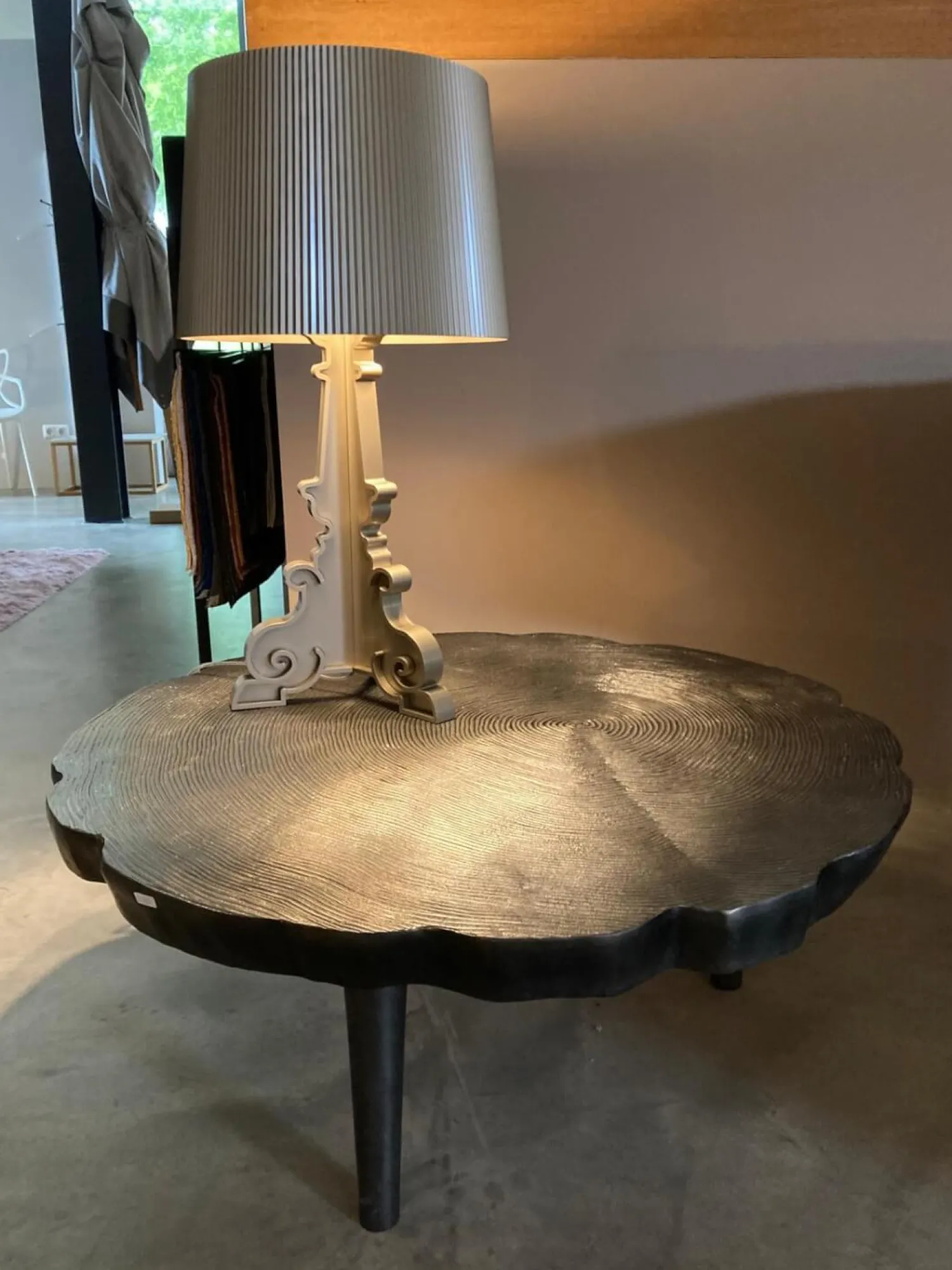 Lambert Couchtische|Couchtisch Toshiko Aluminium Sandgussverfahren Graphit Anthrazit Baumschreiben Design