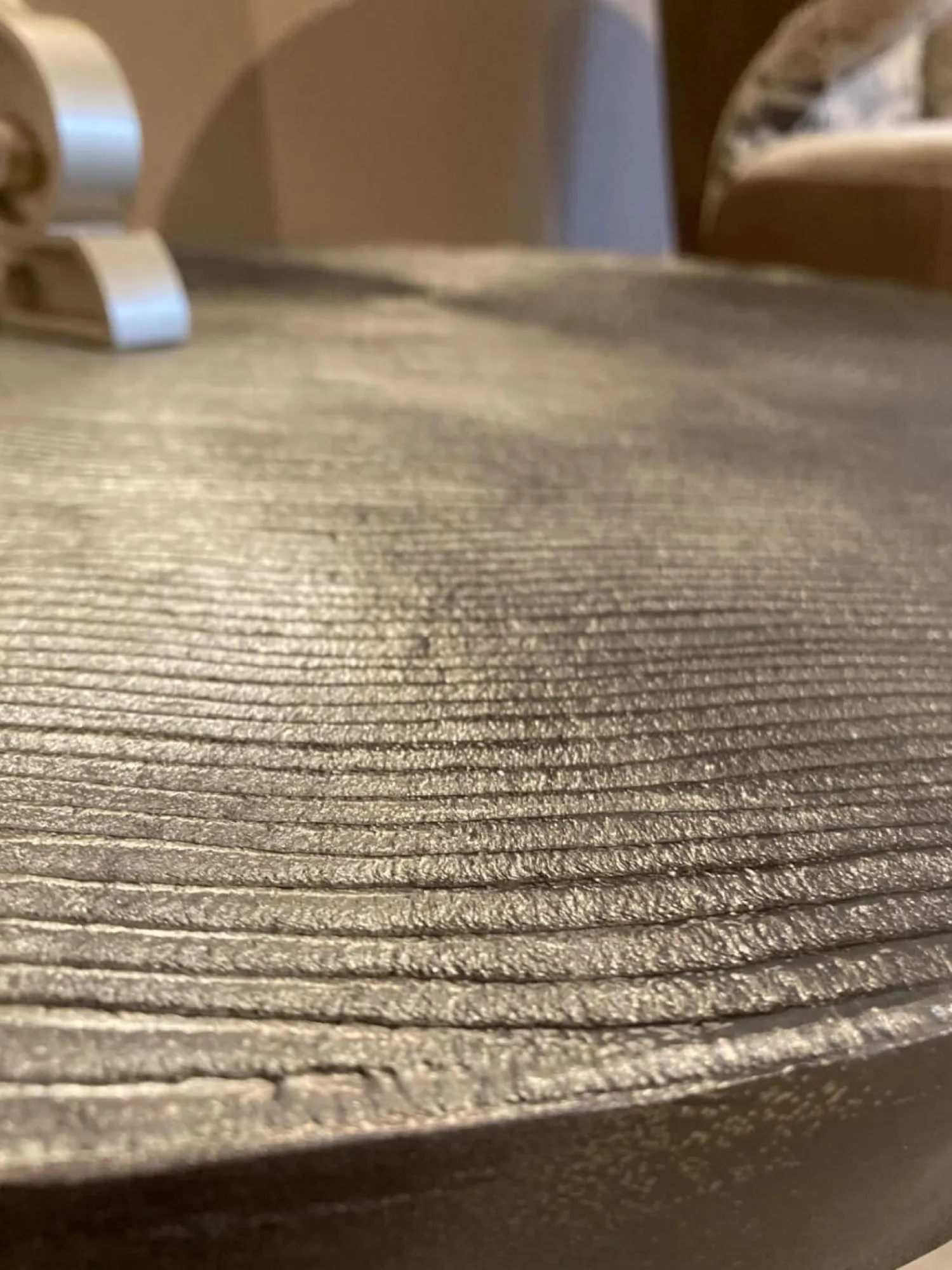 Lambert Couchtische|Couchtisch Toshiko Aluminium Sandgussverfahren Graphit Anthrazit Baumschreiben Design