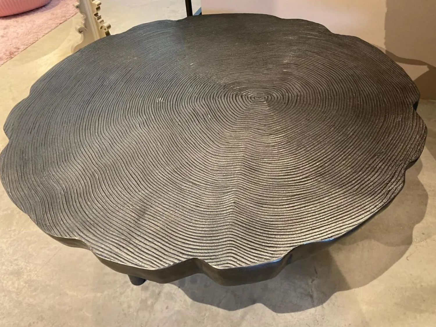 Lambert Couchtische|Couchtisch Toshiko Aluminium Sandgussverfahren Graphit Anthrazit Baumschreiben Design