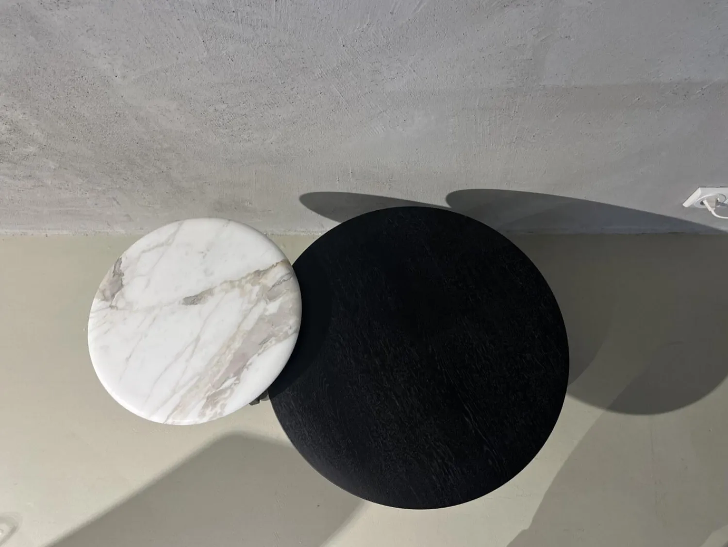 Janua Couchtische|Couchtischset BC09 Tischplatte Eiche Schwarz Gebeizt Und Maramor Calacatta Veneto Weiß Beige Mit Kieselkante Gestell Aluminium Elioxiert Bronze Schwarz