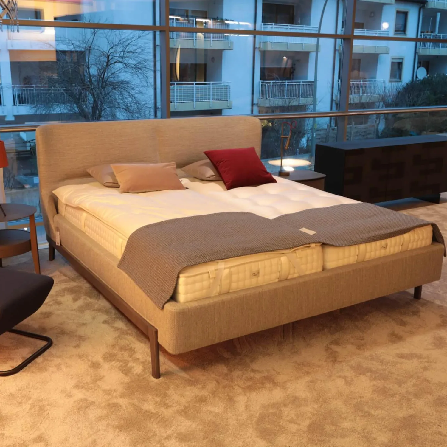 Molteni & C Polsterbetten|Doppelbett Fulham Fle 18a Stoff Wear WF 184 Grau Gestell Gebeiztes Kernholz Eiche Graphit Grau Ohne Matratze Ohne Lattenrost