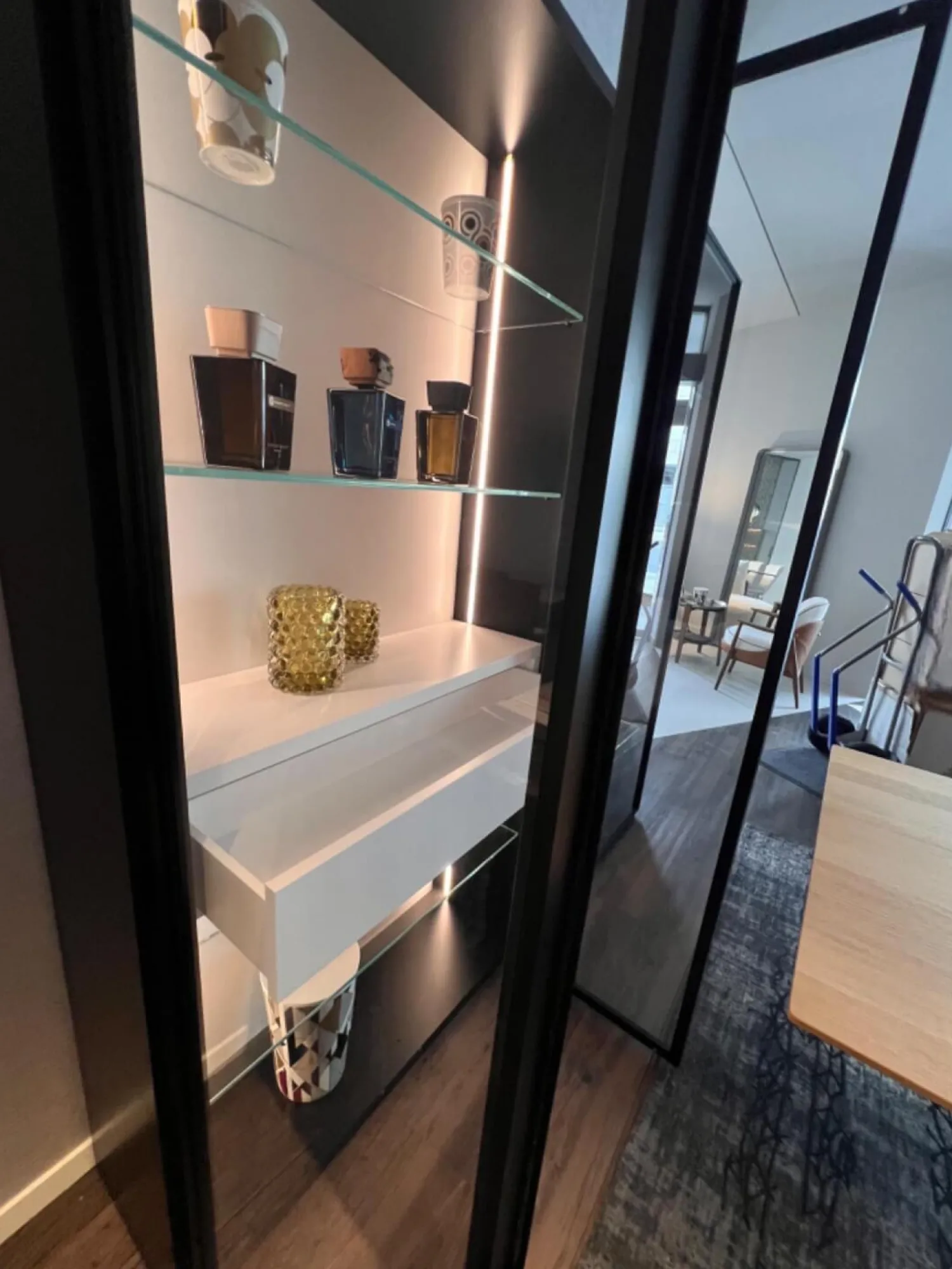 Kettnaker Vitrinen & Highboards|Doppel-Vitrine Vita Türen Glas Rahmen Aluminium Lack Außen Schwarz Rückwand MDF Grau Weiß Mit Beleuchtung