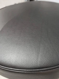 Cassina Einzelstühle|Drehsessel 7 Fauteuil Tournant Leder Schwarz Gestell Stahl Füße Kunststoff Schwarz Lackiert