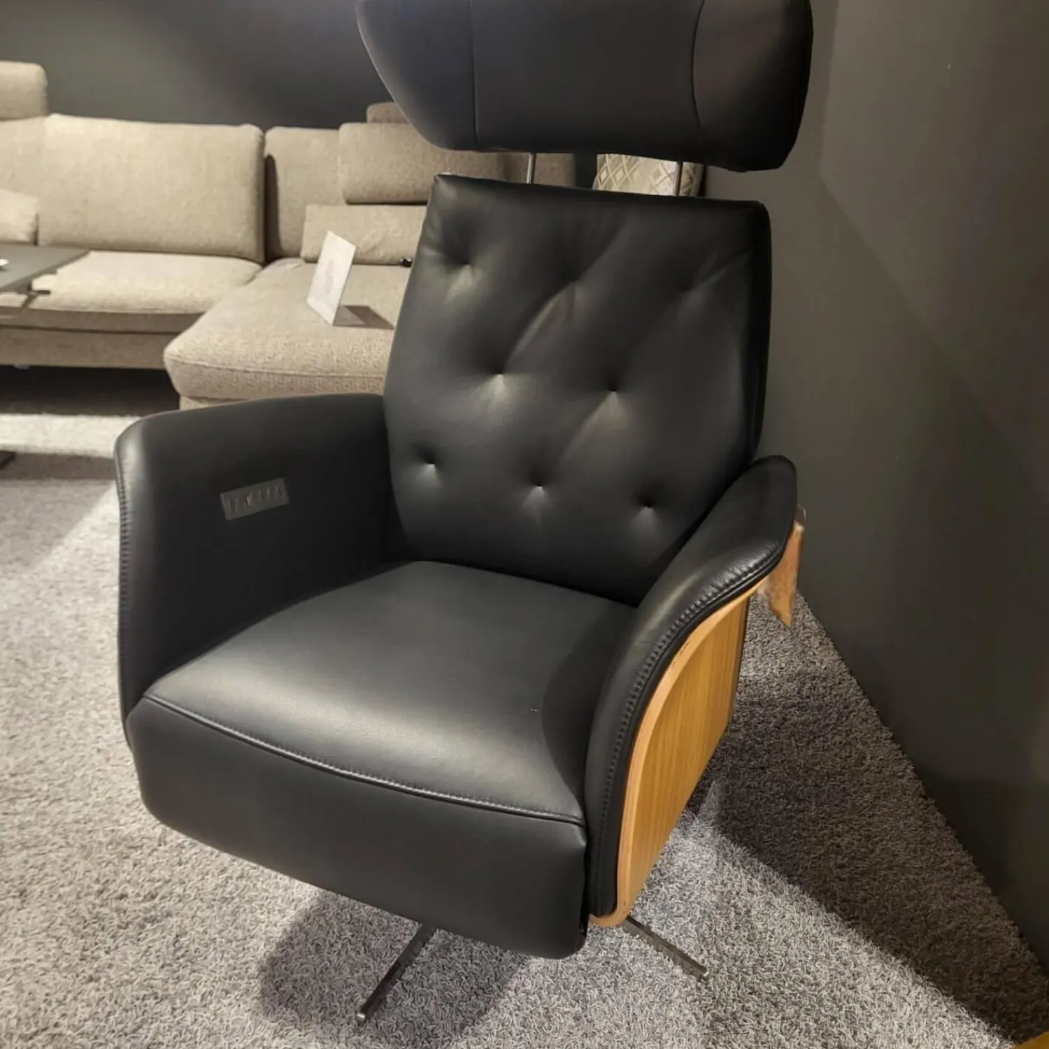 Natura Relaxsessel|Drehsessel Aberdeen Leder 30 Nero Schwarz Holzblende Eiche Natur Sternfuß Edelstahl Mit 3 Motorischer Verstellung