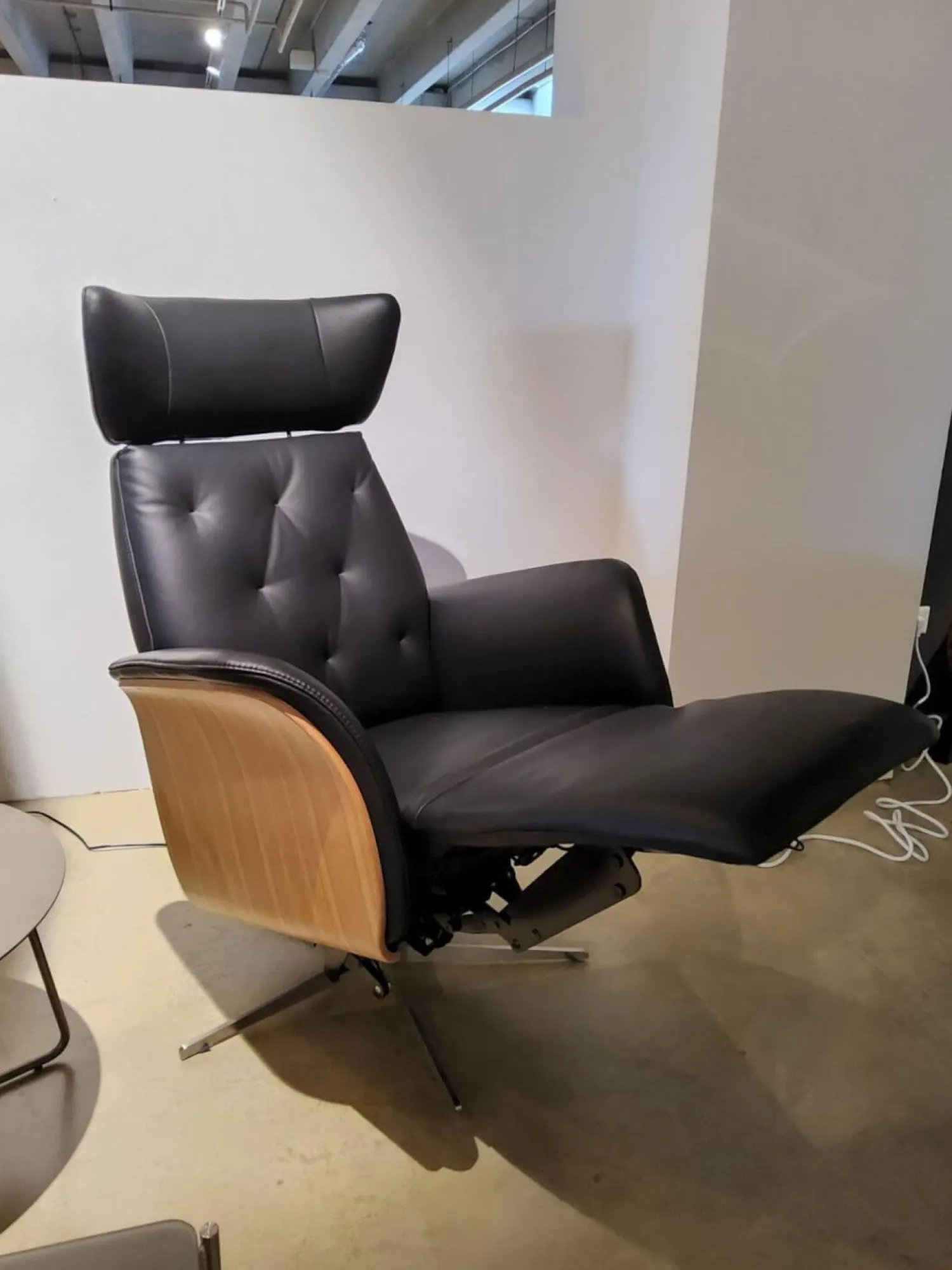 Natura Relaxsessel|Drehsessel Aberdeen Leder 30 Nero Schwarz Holzblende Eiche Natur Sternfuß Edelstahl Mit 3 Motorischer Verstellung