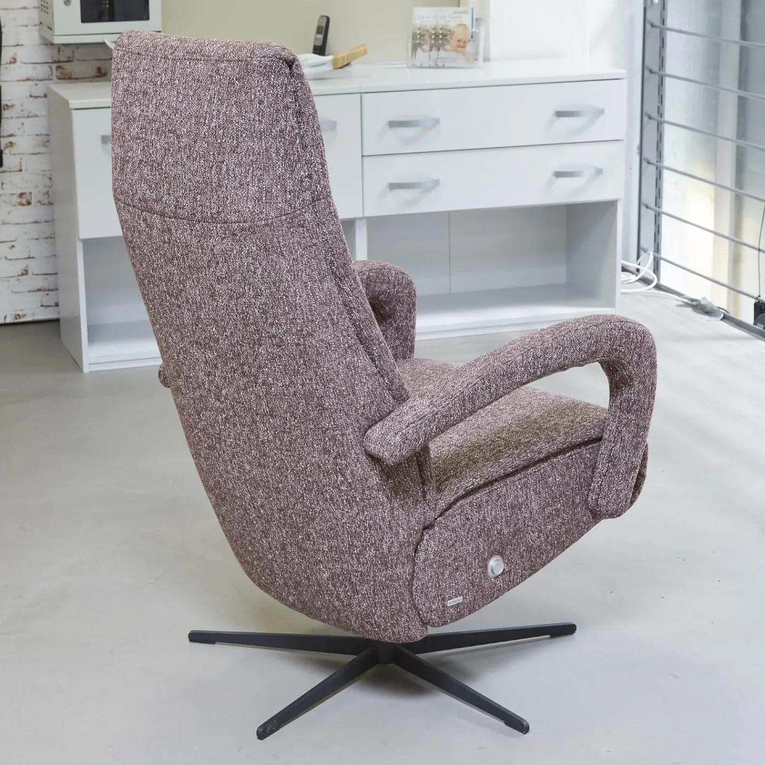 Activineo Relaxsessel|Drehsessel Boss Mit Hocker Stoff Oasis 205 Cabarnet Kreuzdrehfuß Metall Schwarz