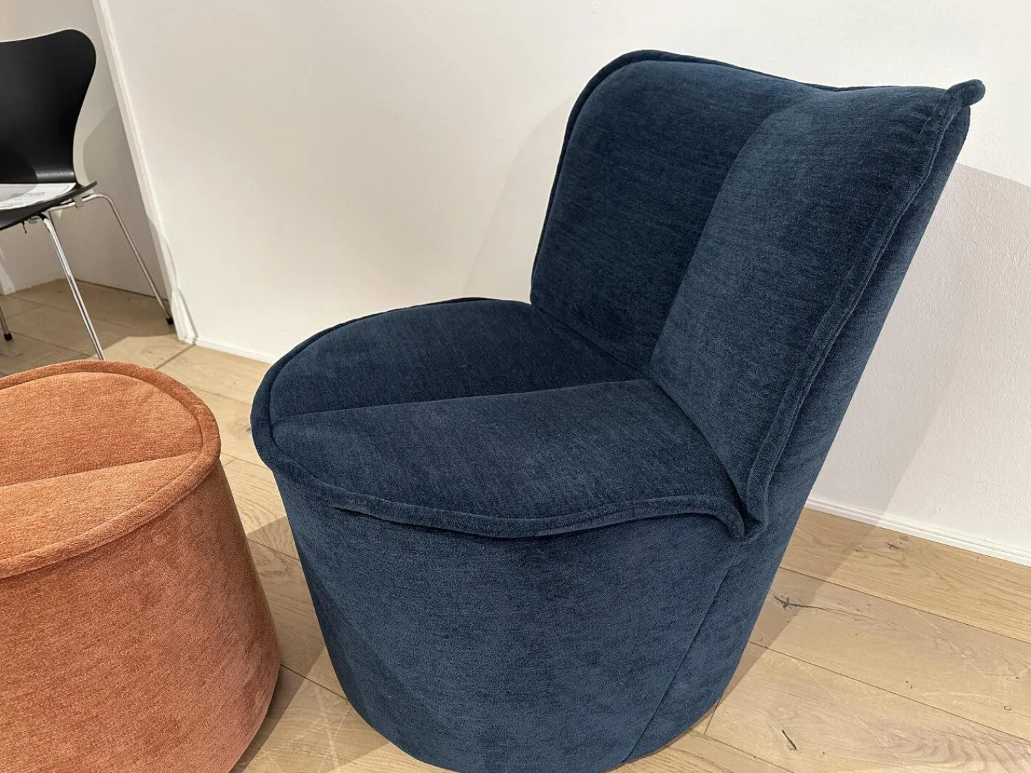 COR Loungesessel|Drehsessel Nenou Stoff 8170 Ozean Blau Inklusive Hocker Oval Stoff 8165 Lachs Orange Drehteller Holzwerkstoff Schwarz