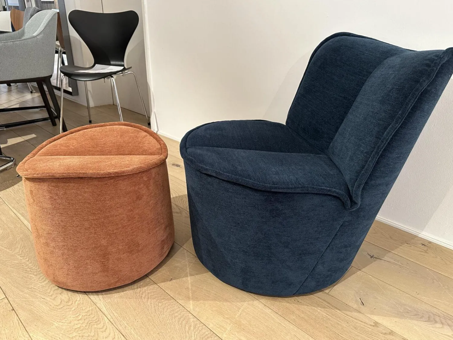 COR Loungesessel|Drehsessel Nenou Stoff 8170 Ozean Blau Inklusive Hocker Oval Stoff 8165 Lachs Orange Drehteller Holzwerkstoff Schwarz