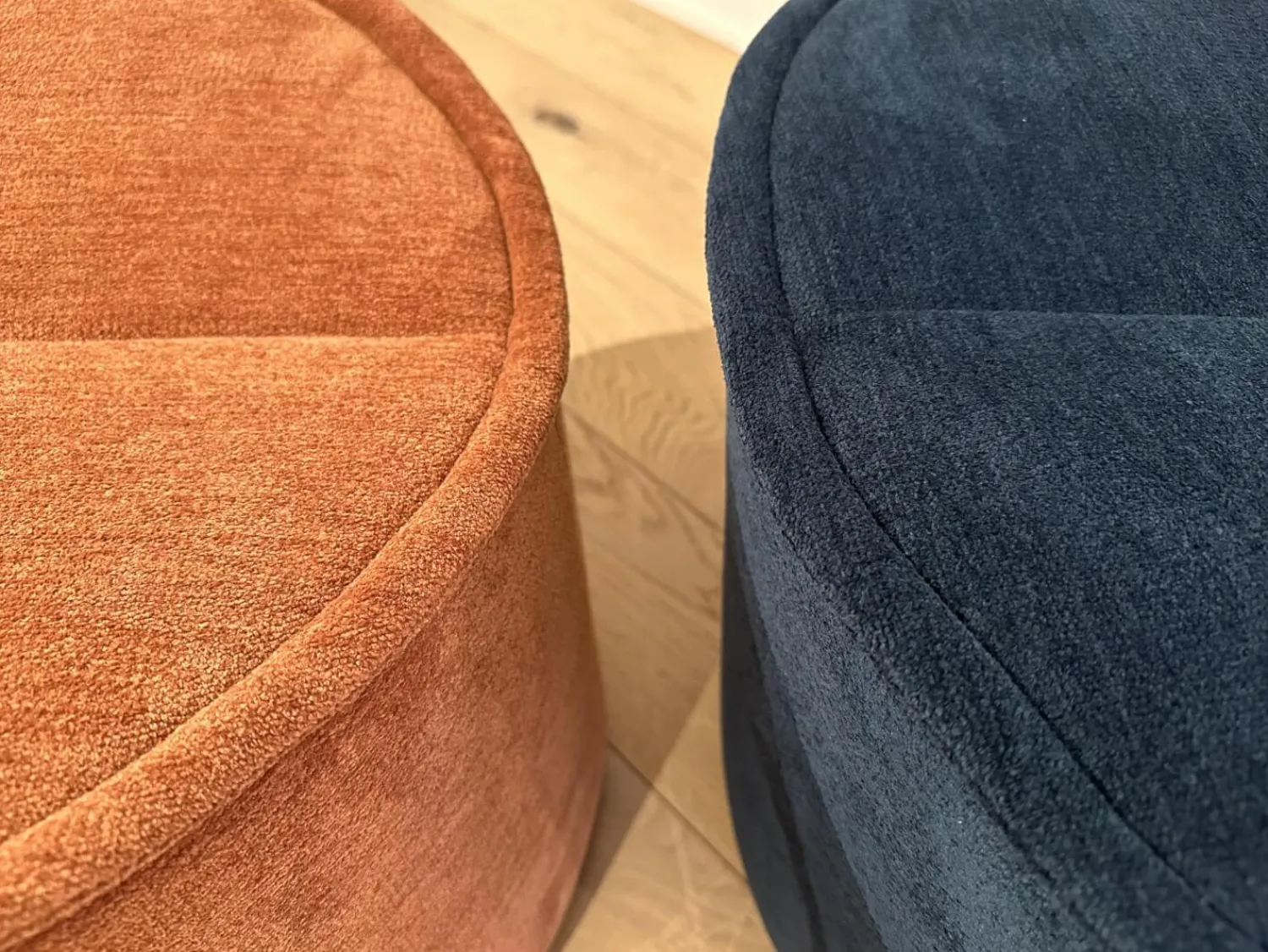 COR Loungesessel|Drehsessel Nenou Stoff 8170 Ozean Blau Inklusive Hocker Oval Stoff 8165 Lachs Orange Drehteller Holzwerkstoff Schwarz