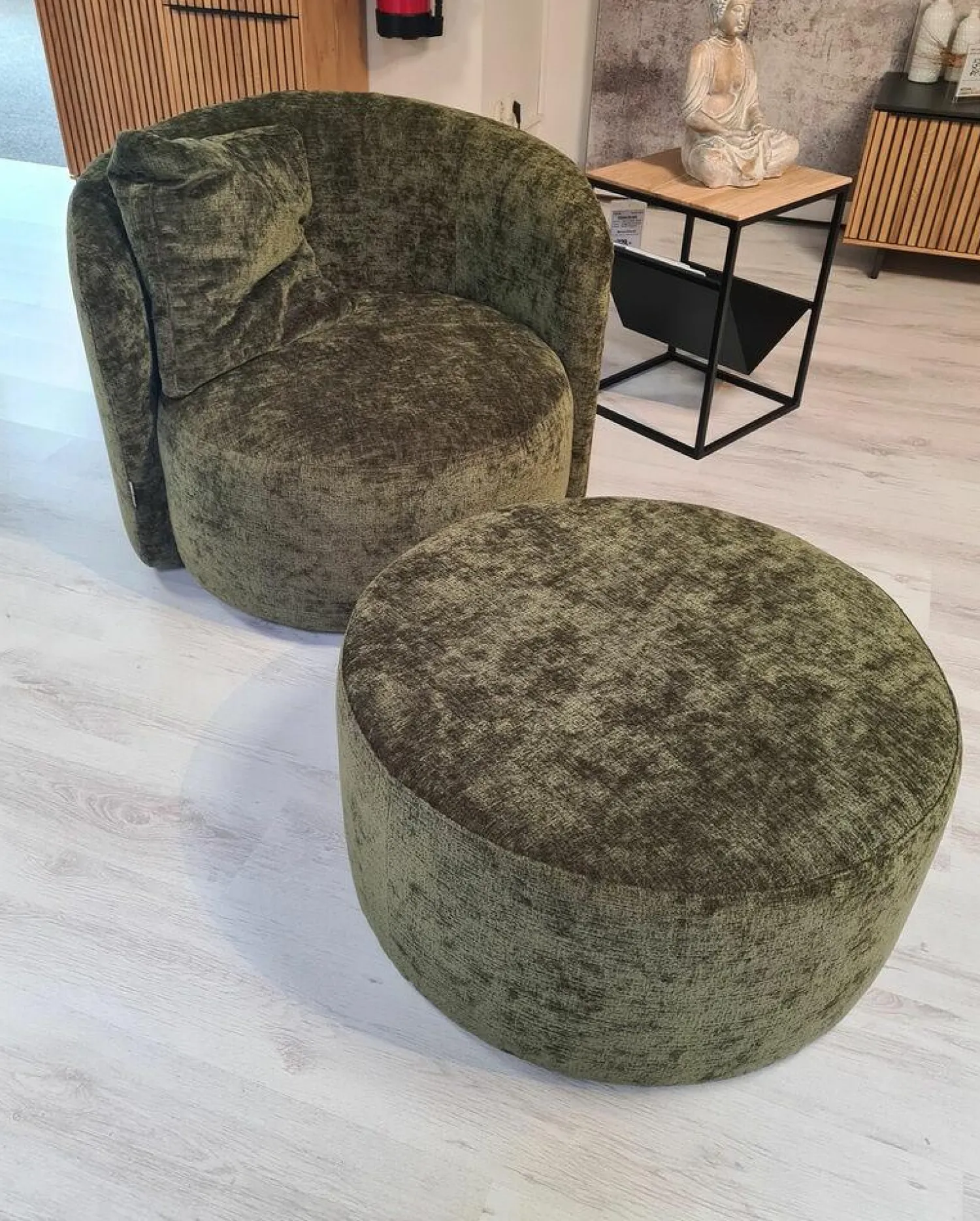 Raum.Freunde Loungesessel|Drehsessel Valdis Stoff Alis Moos 1045 Grün Gestell Kunststoff Schwarz Inklusive Hocker