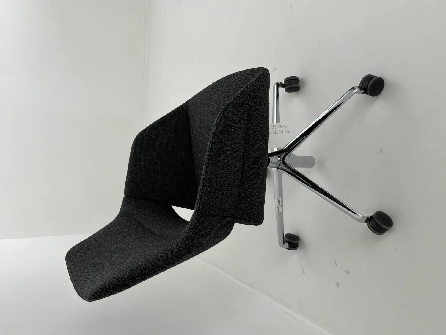 Wilkhahn Einzelstühle|Drehstuhl OCCO Conference 224 63 Stoff 65 Re Wool 198 Schwarz Gestell Stahl Verchromt Mit Rollen Schwarz