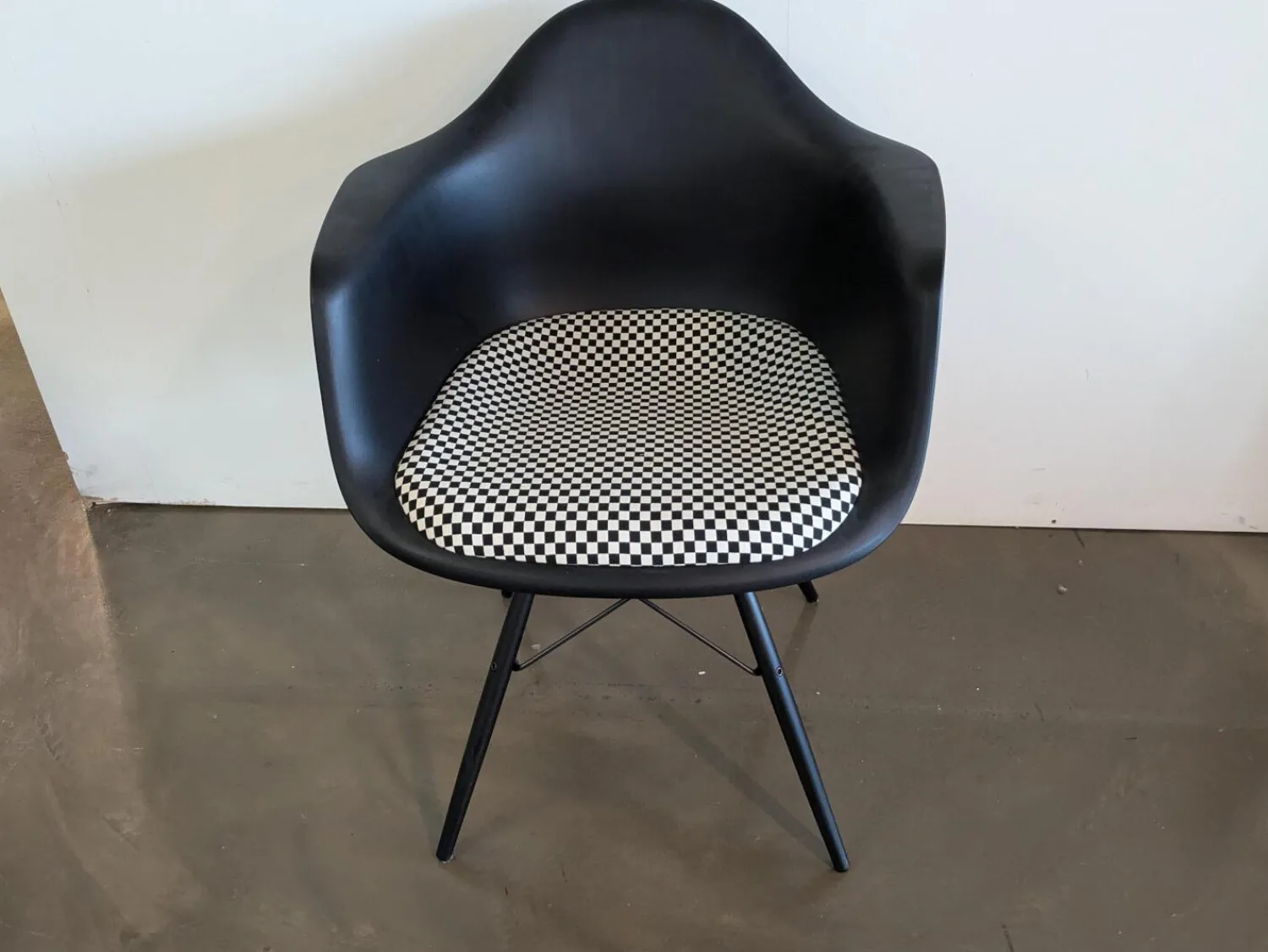 Vitra Einzelstühle|Eames Plastic Armchair DAW Sitzfläche Stoff Checker 01 Schwarz Weiß Schale Kunststoff Gestell Massivholz Ahorn Schwarz Lackiert