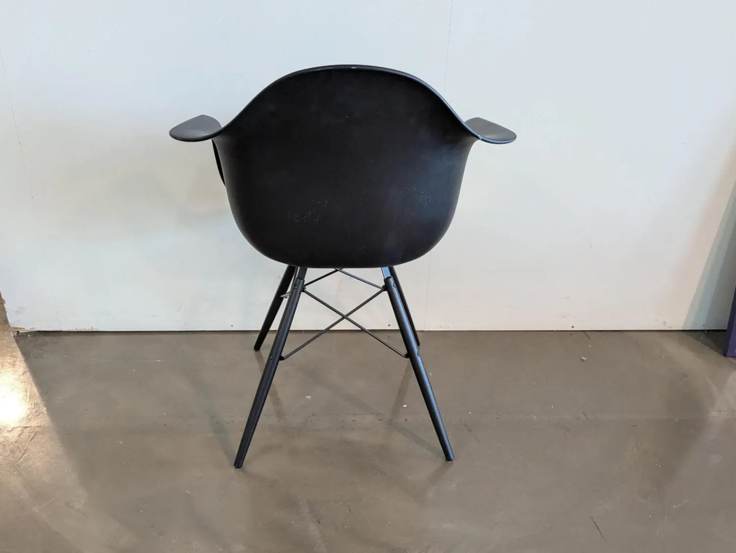 Vitra Einzelstühle|Eames Plastic Armchair DAW Sitzfläche Stoff Checker 01 Schwarz Weiß Schale Kunststoff Gestell Massivholz Ahorn Schwarz Lackiert