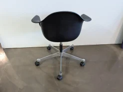 Vitra Einzelstühle|Eames Plastic Armchair PACC Sitzfläche Stoff Checker Schwarz Weiß Schale Kunststoff Gestell Aluminium Poliert Mit Rollen