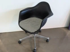 Vitra Einzelstühle|Eames Plastic Armchair PACC Sitzfläche Stoff Checker Schwarz Weiß Schale Kunststoff Gestell Aluminium Poliert Mit Rollen