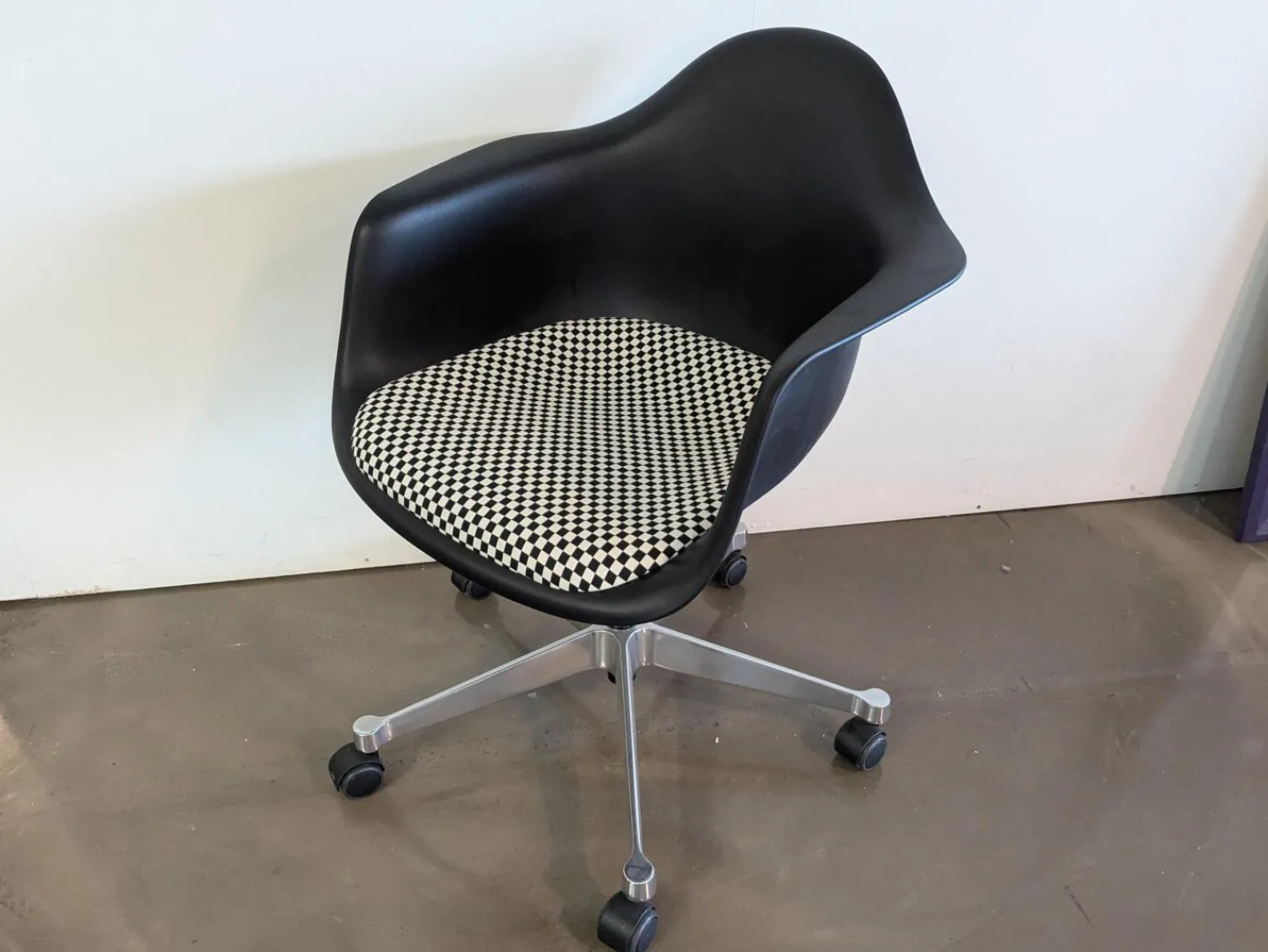 Vitra Einzelstühle|Eames Plastic Armchair PACC Sitzfläche Stoff Checker Schwarz Weiß Schale Kunststoff Gestell Aluminium Poliert Mit Rollen