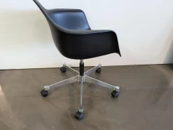 Vitra Einzelstühle|Eames Plastic Armchair PACC Sitzfläche Stoff Checker Schwarz Weiß Schale Kunststoff Gestell Aluminium Poliert Mit Rollen