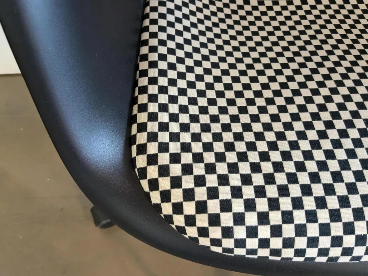 Vitra Einzelstühle|Eames Plastic Armchair PACC Sitzfläche Stoff Checker Schwarz Weiß Schale Kunststoff Gestell Aluminium Poliert Mit Rollen
