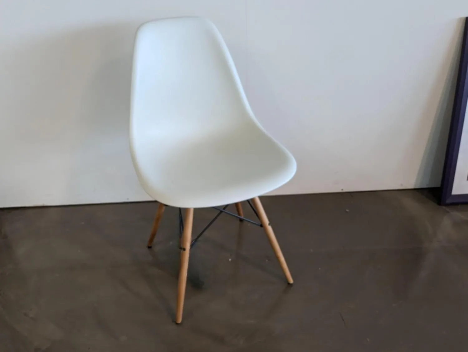 Vitra Einzelstühle|Eames Plastic Sidechair DSW Sitzschale Kunststoff Weiß Gestell Ahorn Geölt