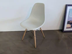 Vitra Einzelstühle|Eames Plastic Sidechair DSW Sitzschale Kunststoff Weiß Gestell Ahorn Geölt