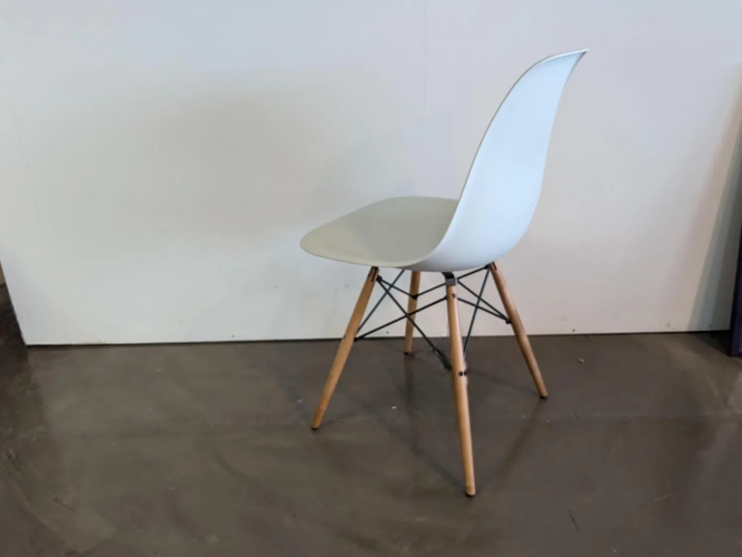 Vitra Einzelstühle|Eames Plastic Sidechair DSW Sitzschale Kunststoff Weiß Gestell Ahorn Geölt