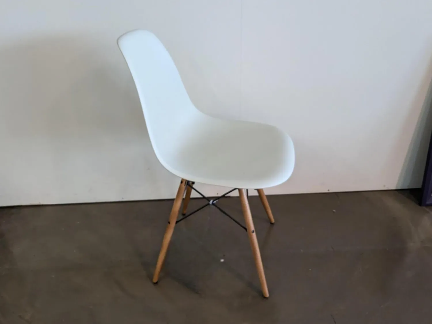 Vitra Einzelstühle|Eames Plastic Sidechair DSW Sitzschale Kunststoff Weiß Gestell Ahorn Geölt