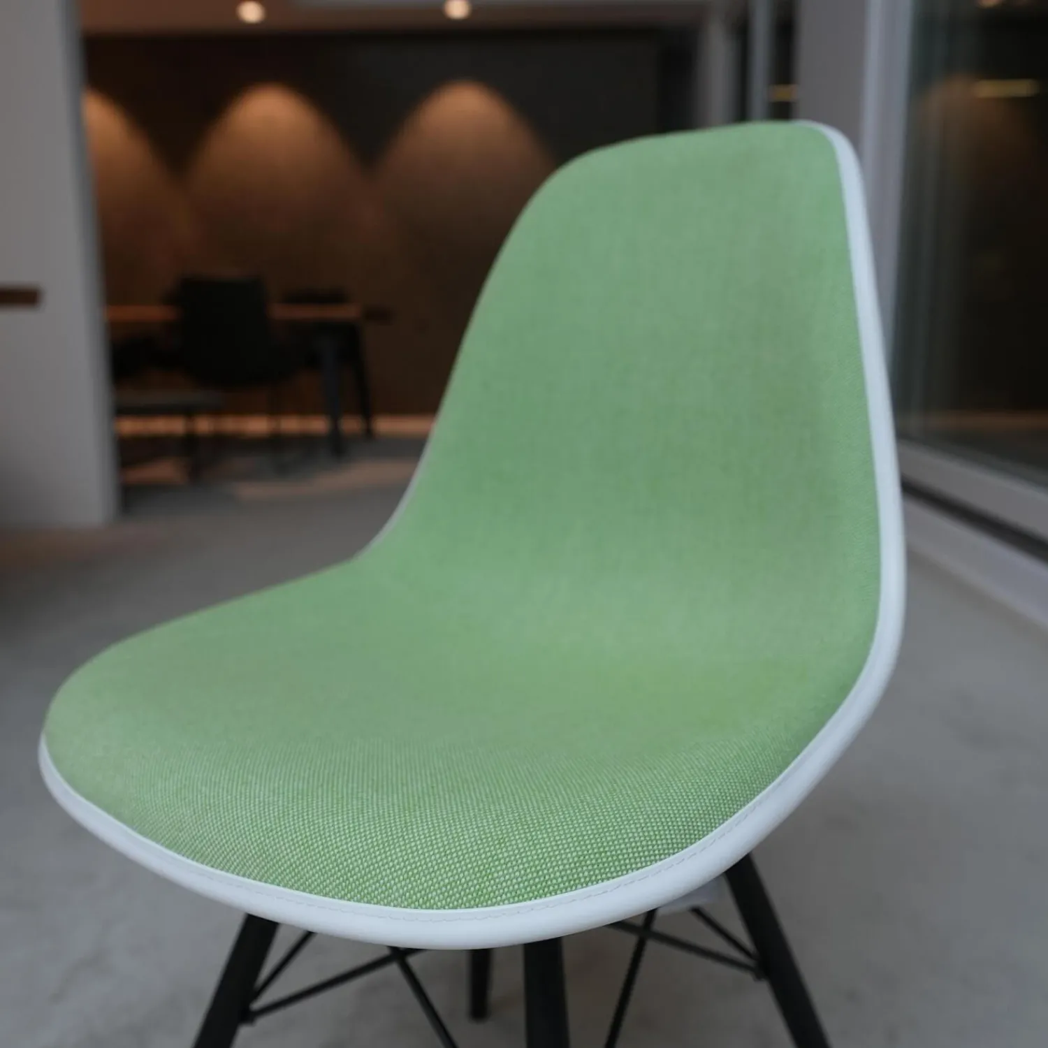 Vitra Einzelstühle|Eames Platic Sidechair DSW Vollpolster Stoff Hopsak Wiesengrün Elfenbein Kederfarbe Weiß Gestell Ahorn Schwarz