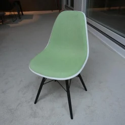 Vitra Einzelstühle|Eames Platic Sidechair DSW Vollpolster Stoff Hopsak Wiesengrün Elfenbein Kederfarbe Weiß Gestell Ahorn Schwarz