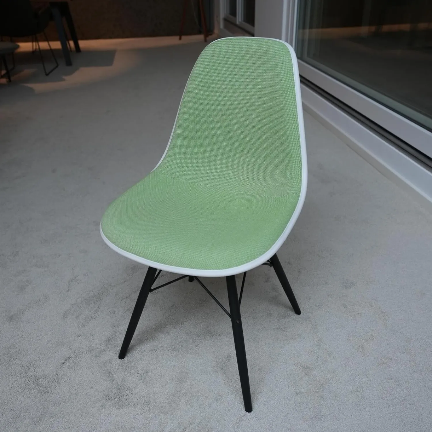 Vitra Einzelstühle|Eames Platic Sidechair DSW Vollpolster Stoff Hopsak Wiesengrün Elfenbein Kederfarbe Weiß Gestell Ahorn Schwarz