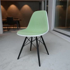 Vitra Einzelstühle|Eames Platic Sidechair DSW Vollpolster Stoff Hopsak Wiesengrün Elfenbein Kederfarbe Weiß Gestell Ahorn Schwarz