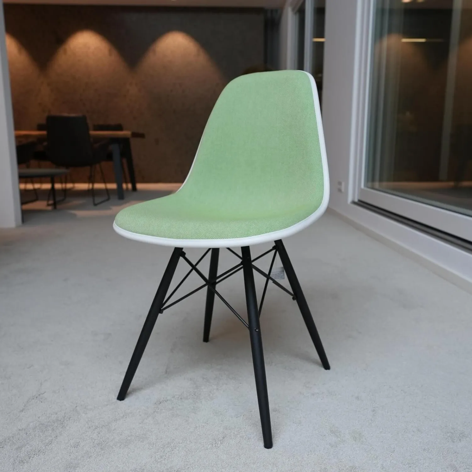 Vitra Einzelstühle|Eames Platic Sidechair DSW Vollpolster Stoff Hopsak Wiesengrün Elfenbein Kederfarbe Weiß Gestell Ahorn Schwarz