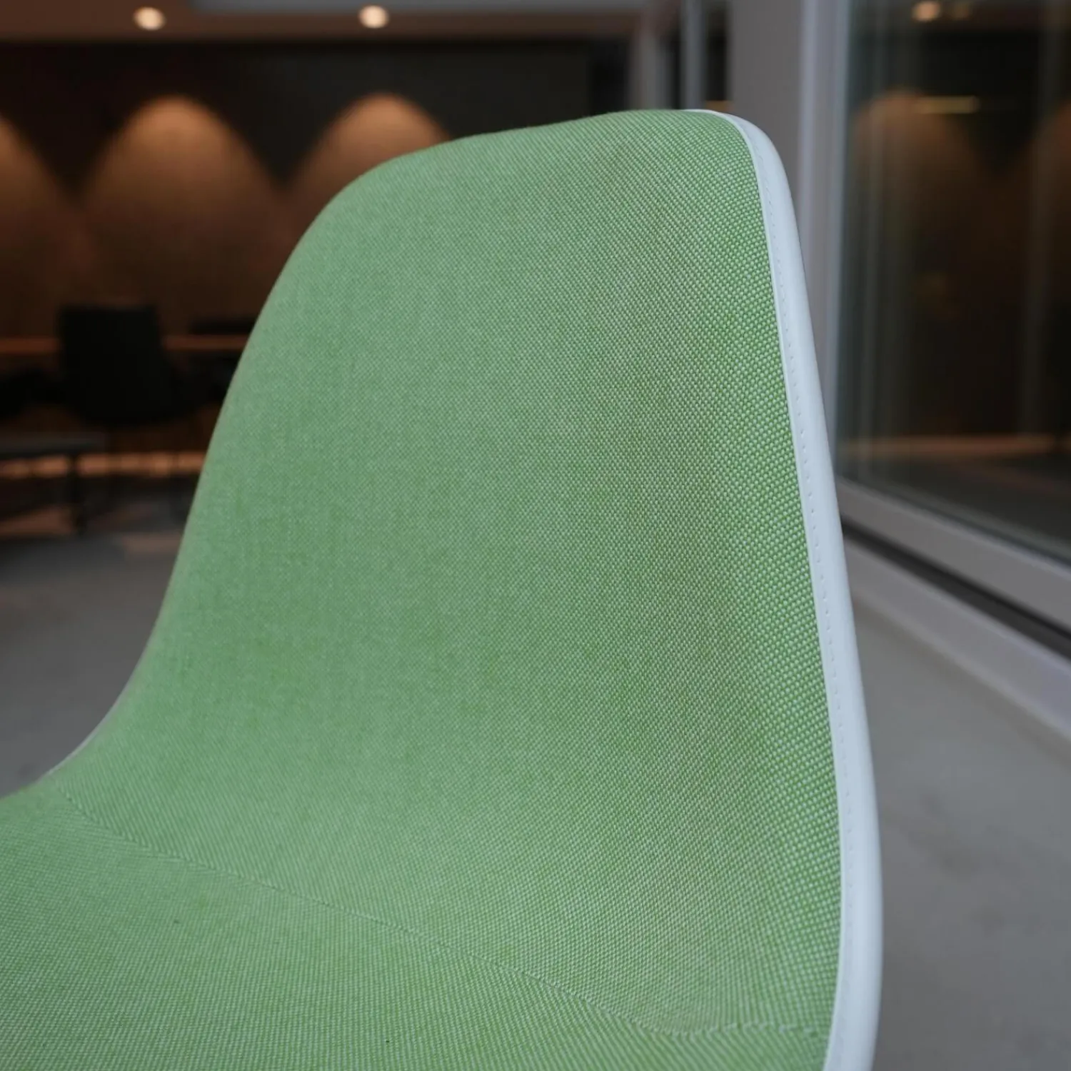 Vitra Einzelstühle|Eames Platic Sidechair DSW Vollpolster Stoff Hopsak Wiesengrün Elfenbein Kederfarbe Weiß Gestell Ahorn Schwarz